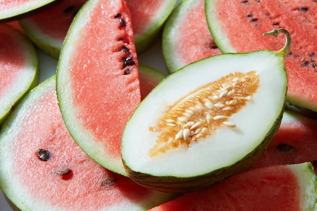 Fatias de melancia e melão como pano de fundo alimentar, close-up