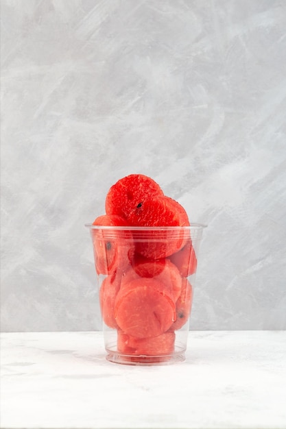 Fatias de melancia em copo plástico descartável para viagem Polpa de melancia refrescante Comida rápida de rua