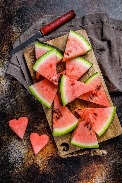 Fatias de melancia em forma de coração. O conceito de amor por melancia. Foco seletivo