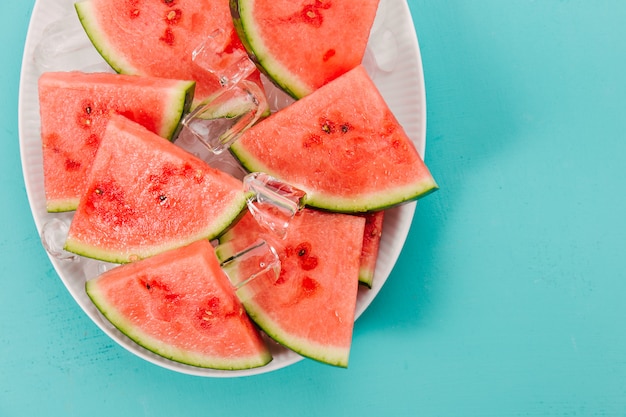 Fatias de melancia fresca em cubos de gelo