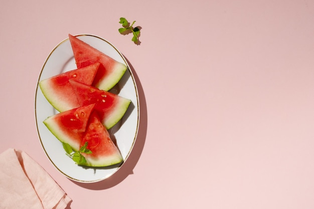 Fatias de melancia fresca em um prato com fundo rosa Comidas de verão Copiar espaço