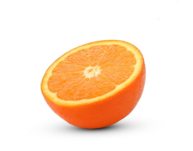 Foto fatias de metade de laranja isoladas em fundo branco