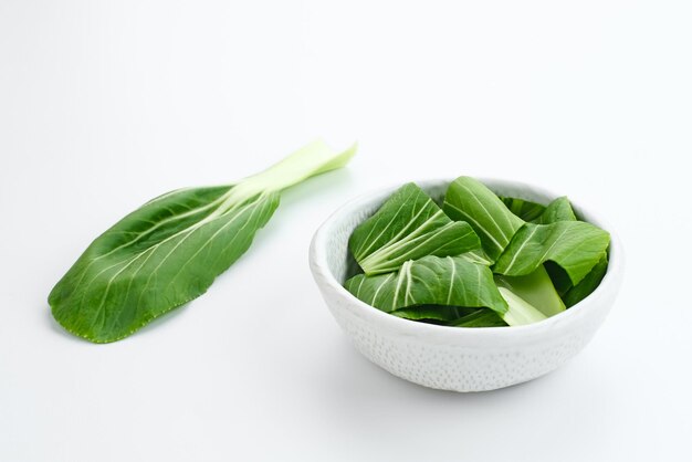 Fatias de pakchoy. Bok choy orgânico e fresco ou pak choi ou pakcoy (Brassica rapa subsp. chinensis)