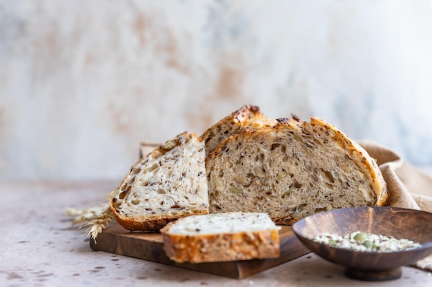 Fatias de pão artesanal com sementes multigrãos Tartine com mel e sementes