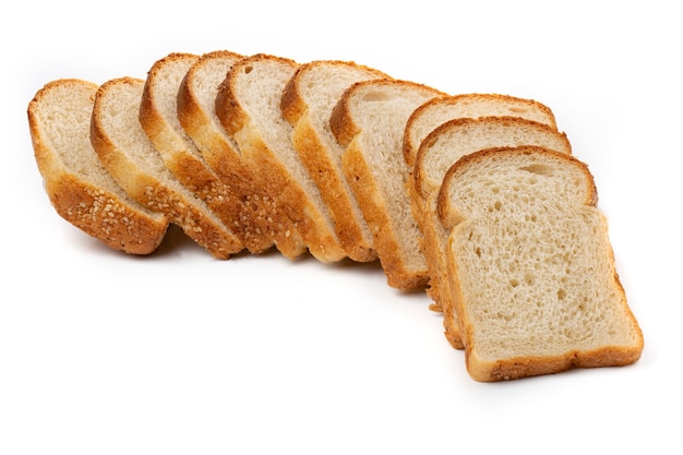 Fatias de pão branco ou um pão com sementes de gergelim, isoladas em um fundo branco.