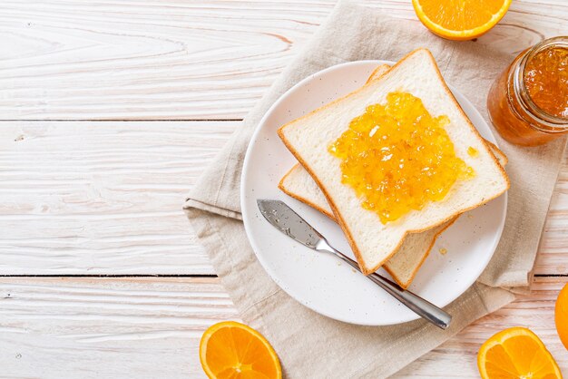 Fatias de pão com geléia de laranja