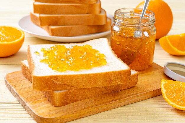 Fatias de pão com geléia de laranja
