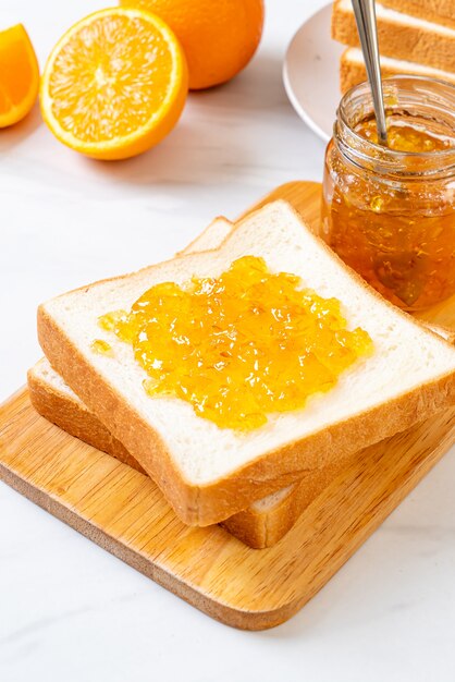 Fatias de pão com geléia de laranja