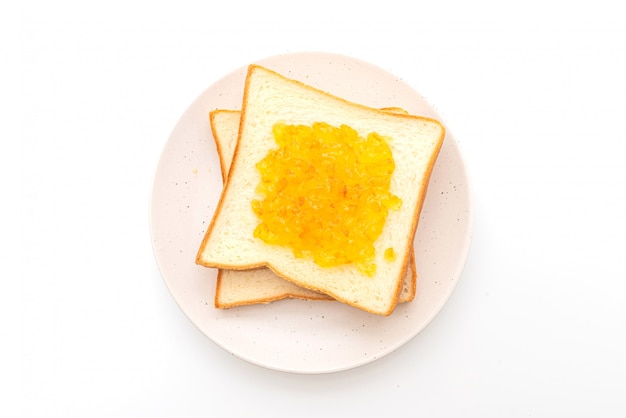 Fatias de pão com geléia de laranja