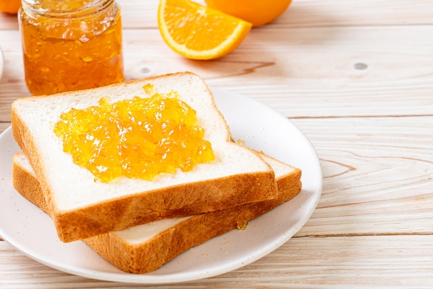 Fatias de pão com geléia de laranja