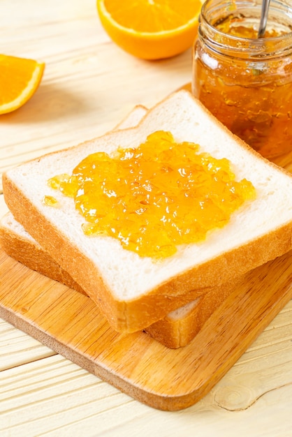 Fatias de pão com geléia de laranja