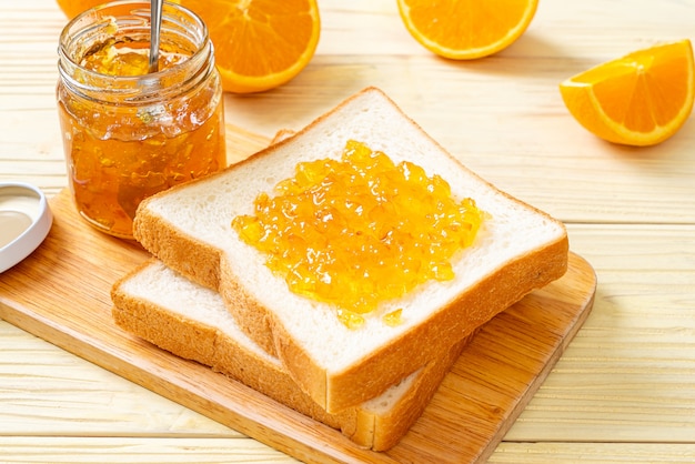 Fatias de pão com geléia de laranja