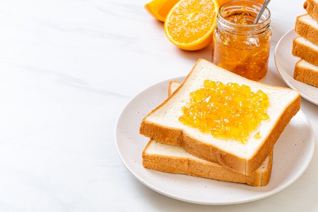 Fatias de pão com geléia de laranja