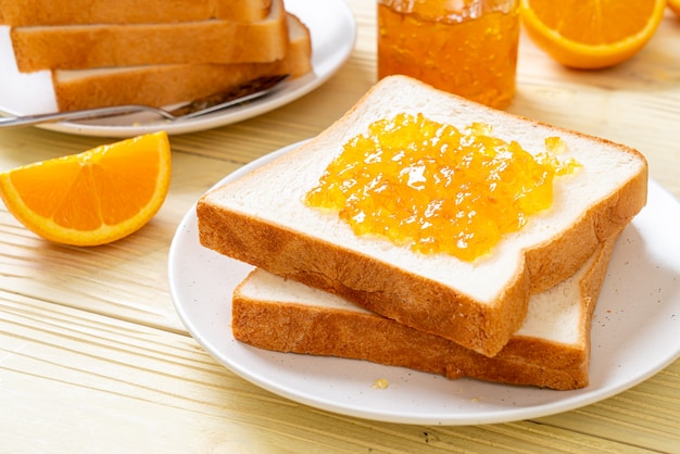 Fatias de pão com geléia de laranja