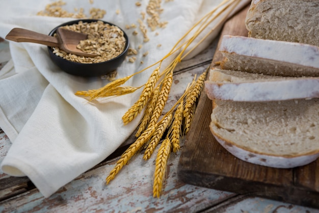 Fatias de pão com grãos de trigo e aveia