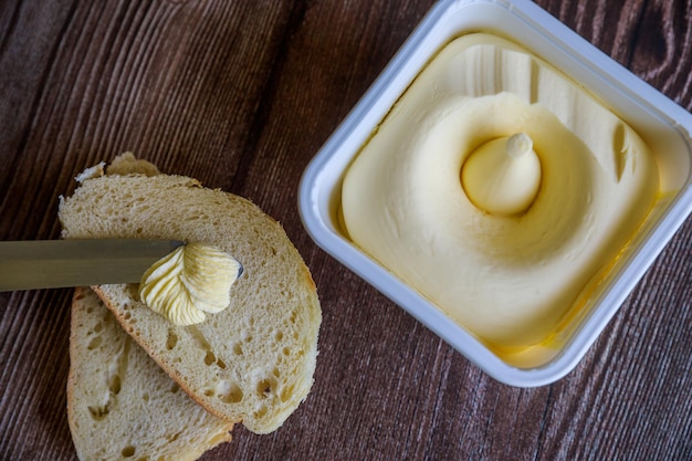 Fatias de pão com manteiga cremosa por cima