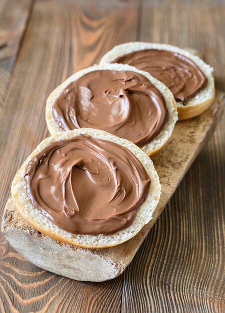 Fatias de pão com pasta de chocolate