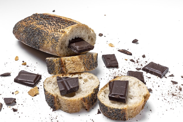 Fatias de pão de sementes caseiro com uma barra de chocolate de cima