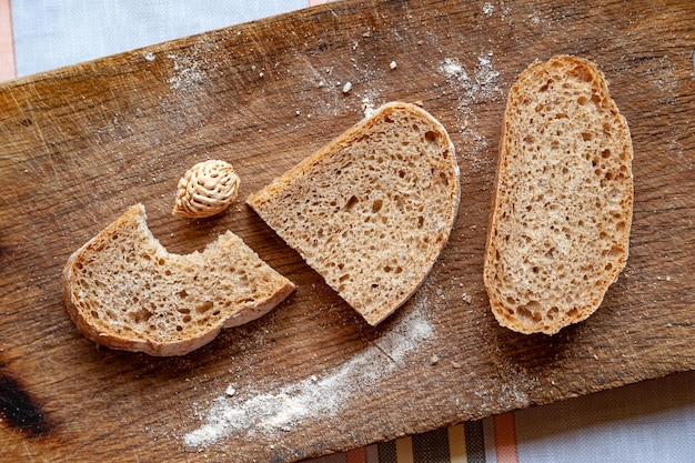 Fatias de pão em uma placa de madeira