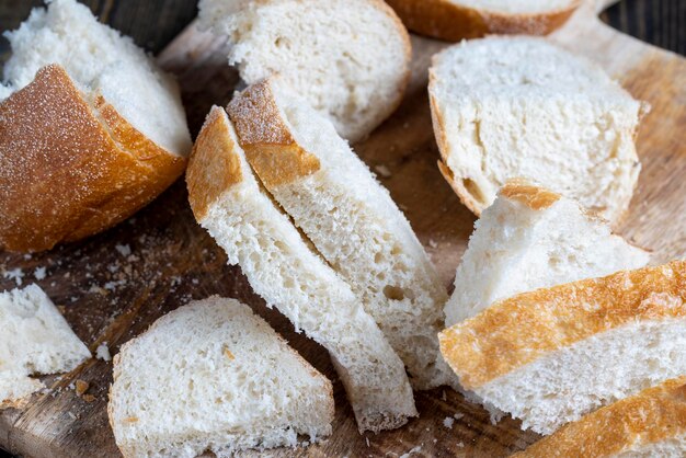 Fatias de pão em uma tábua de madeira