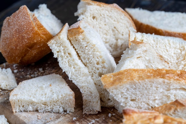 Fatias de pão em uma tábua de madeira