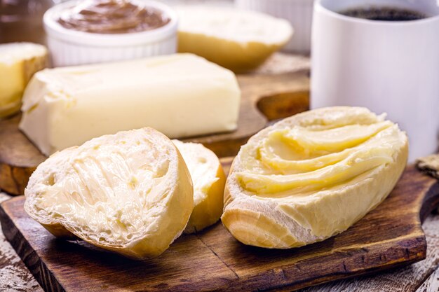 Fatias de pão francês, pão brasileiro servido quente, com manteiga. Chamado de pão salgado ou pão branco