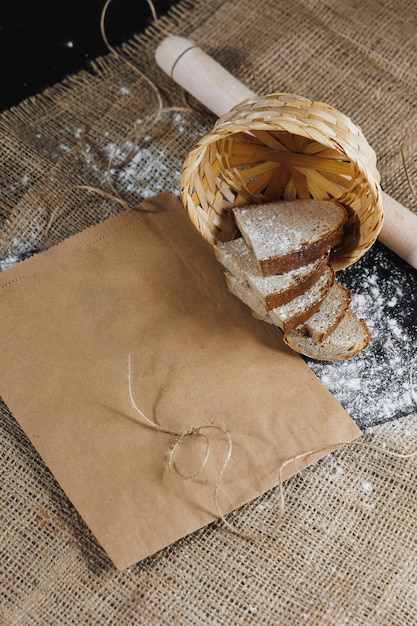 Fatias de pão fresco de centeio integral em um fundo escuro fecham Pão de massa fermentada caseira fresca