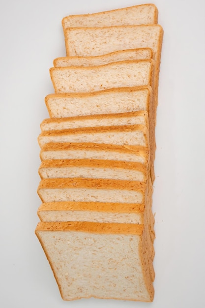 fatias de pão integral em uma vista superior de fundo branco