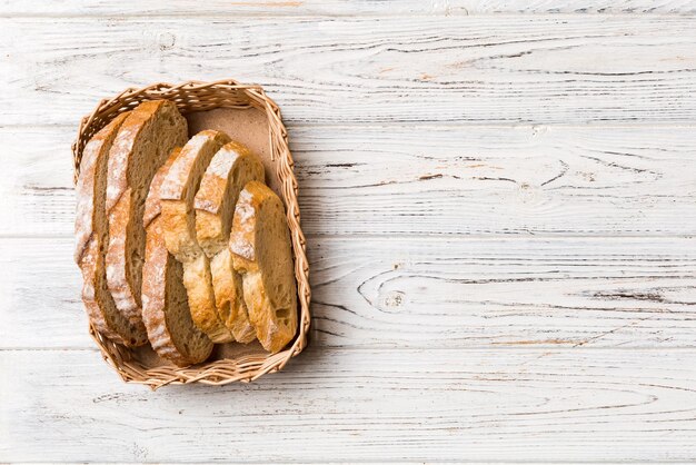 Fatias de pão recém-assadas na cesta contra a vista superior do fundo natural Pão fatiado