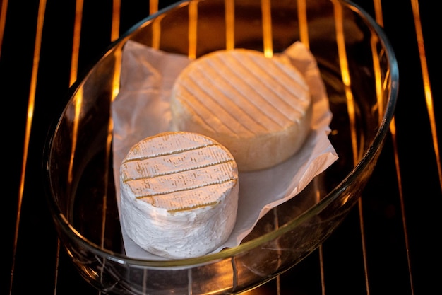 Fatias de parmesão no tabuleiro. Pedaços de queijo no tabuleiro. Queijo duro para vinho