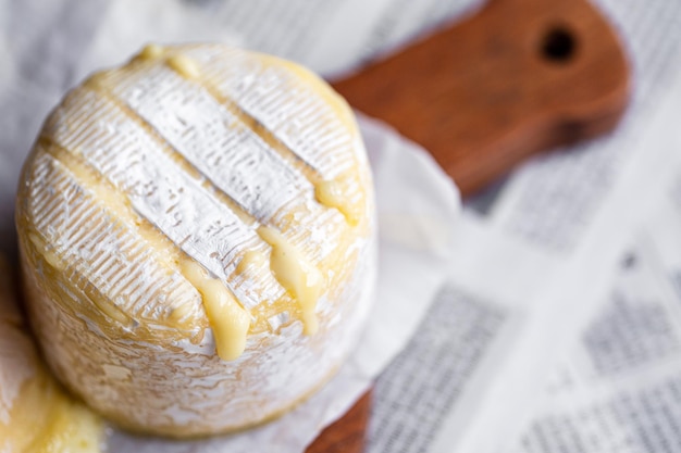 Fatias de parmesão no tabuleiro. Pedaços de queijo no tabuleiro. Queijo duro para vinho