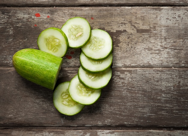 fatias de pepino em fundo de madeira