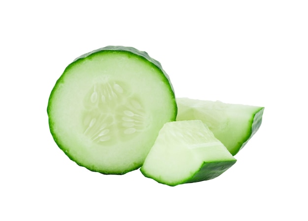 Fatias de pepino em um fundo branco