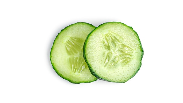 Fatias de pepino frescas em fundo branco. foto de alta qualidade