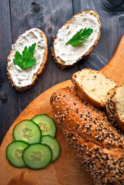 Fatias de pepino fresco, baguete e sanduíches