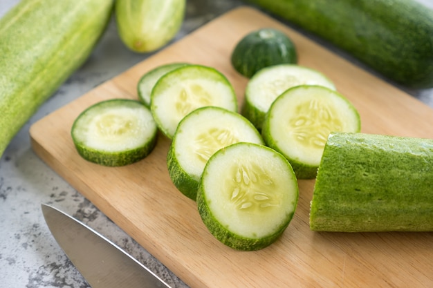 Fatias de pepino fresco em uma placa de corte