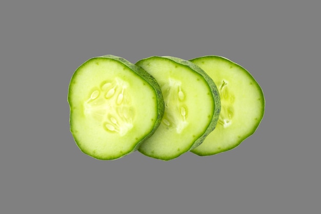 Fatias de pepino isoladas em fundo cinza com traçado de recorte