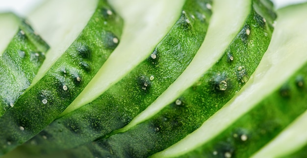 fatias de pepino picado em uma fileira