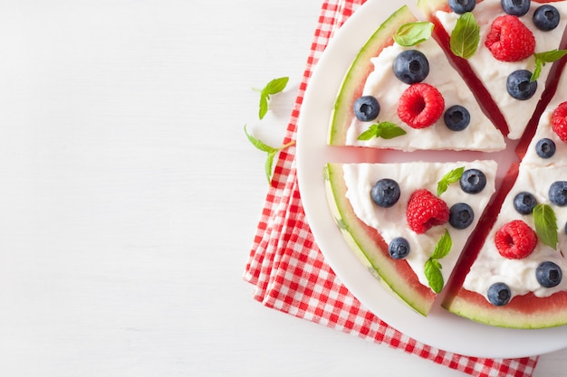 Fatias de pizza de melancia com iogurte e frutas