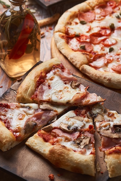 Foto fatias de pizza em uma mesa de madeira