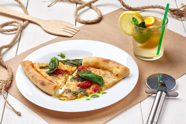 Fatias de pizza margherita com refrescante limonada com gelo