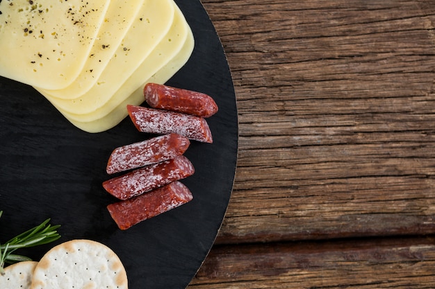 Fatias de queijo, alecrim e nacho chips no prato