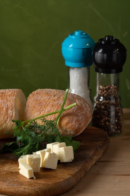 Fatias de queijo e pão Pão com endro e queijo Ciabatta com especiarias Moldura vertical