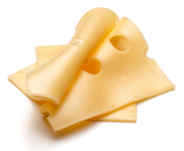 Fatias de queijo isoladas em recorte de fundo branco