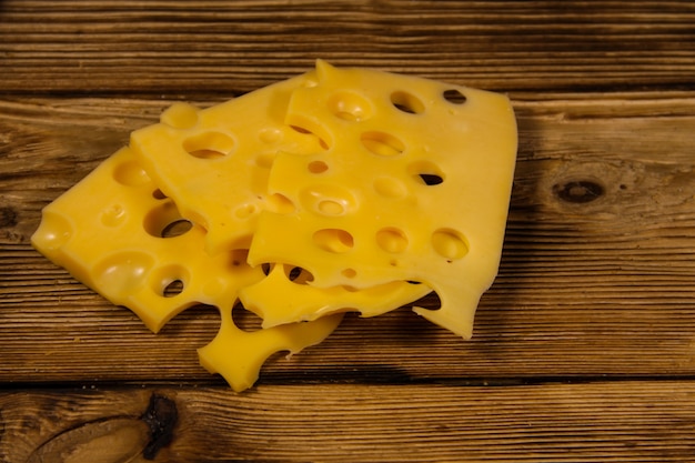 Fatias de queijo suíço na mesa de madeira