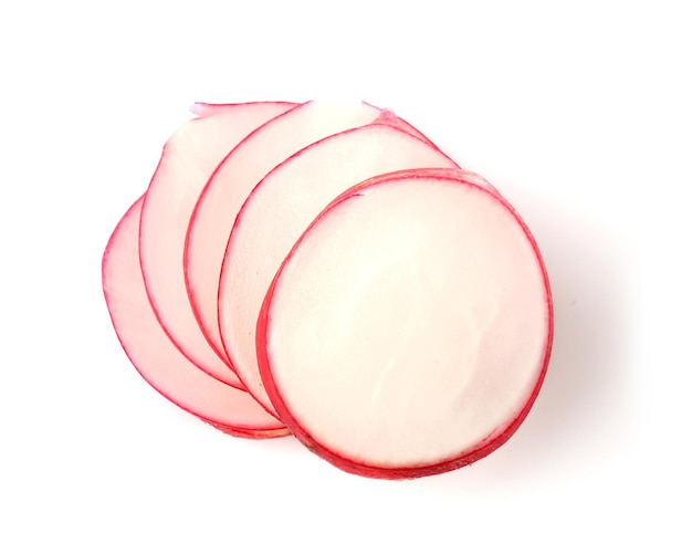 Fatias de rabanete vermelho fresco isoladas em branco
