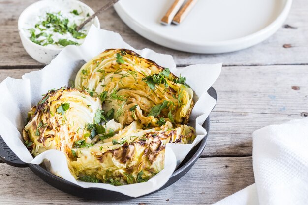 Fatias de repolho assado. Dieta vegana. Bifes de repolho grelhados saudáveis com marisco, especiarias e ervas.