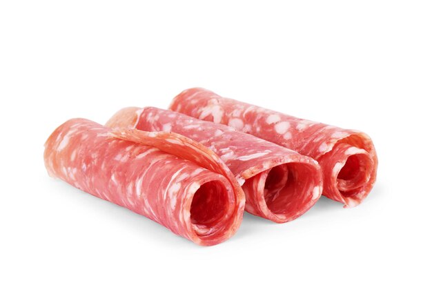 Fatias de salame curado francês com especiarias em fundo branco