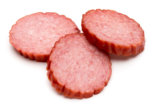 Fatias de salame isoladas em branco.