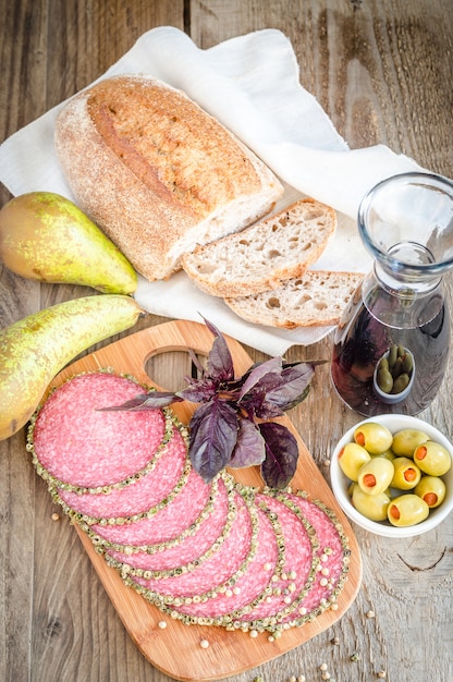 Fatias de salame italiano com peras e vinho